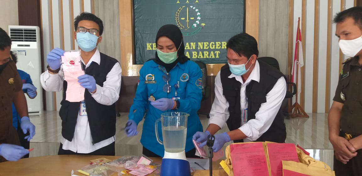 BANGUN SINERGITAS, BNN BANGKA DAN KEJARI BABAR MUSNAHKAN RATUSAN GRAM BARANG BUKTI NARKOTIKA HASIL KEJAHATAN