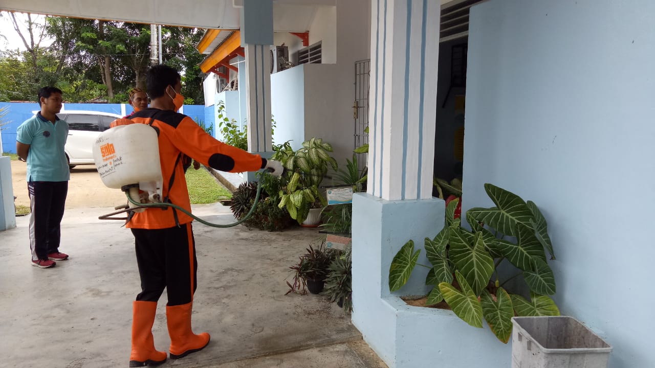 BPBD DAN RELAWAN PEMUDA PANCASILA SEMPROT KANTOR BNN BANGKA DENGAN DISINFEKTAN