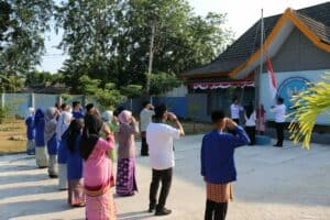 PERINGATI HUT RI KE-78, BNNK BANGKA MENGHYATI UPACARA DENGAN PAKAIAN ADAT